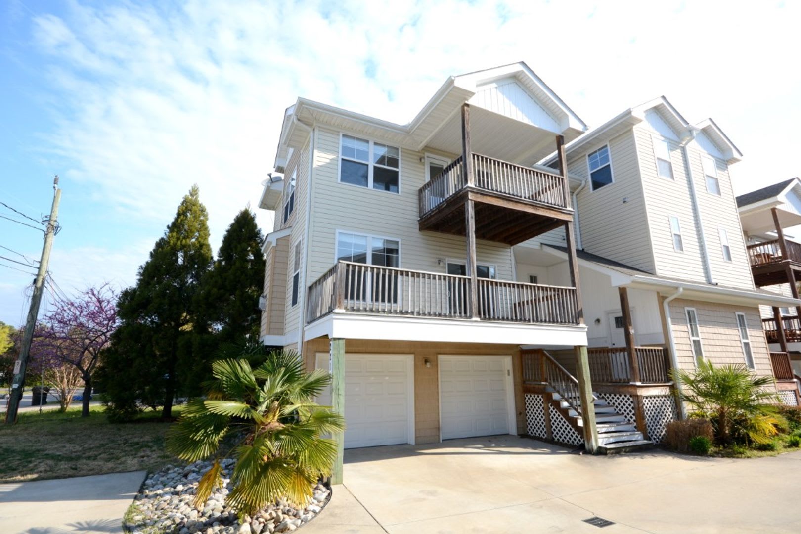 Beautiful 3 Story Home Featuring 3 Bedrooms And Stylish Custom Finishes Throughout Close To Beaches Norfolk Bases – photo 2