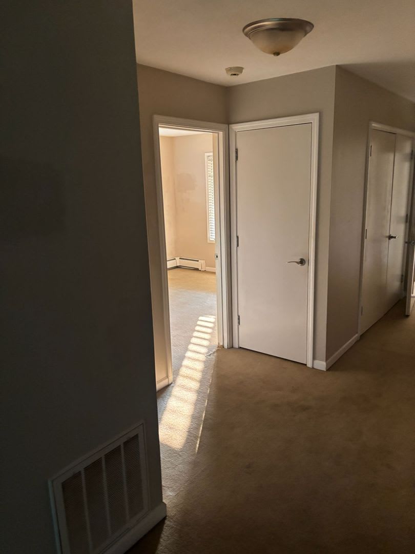 Gorgeous 2-Bedroom Apartment with Garage in a Quiet Neighborhood – photo 4