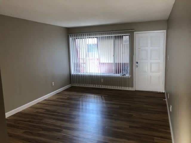 Cute 2 Bedroom Unit at Pier One with washer/dryer – photo 3