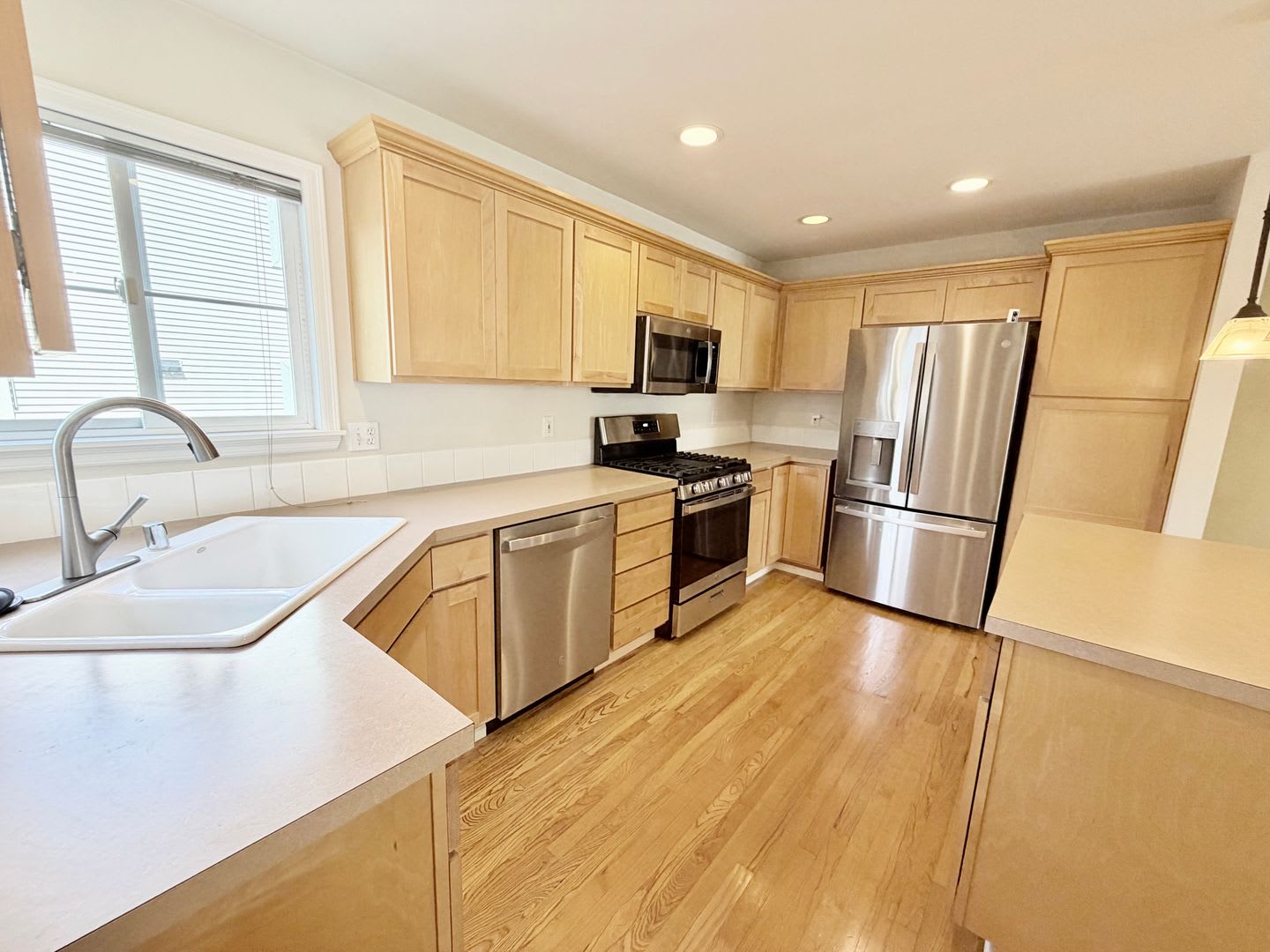 Limited-Time Move-In Special! Lovely Lake City Townhouse – photo 4