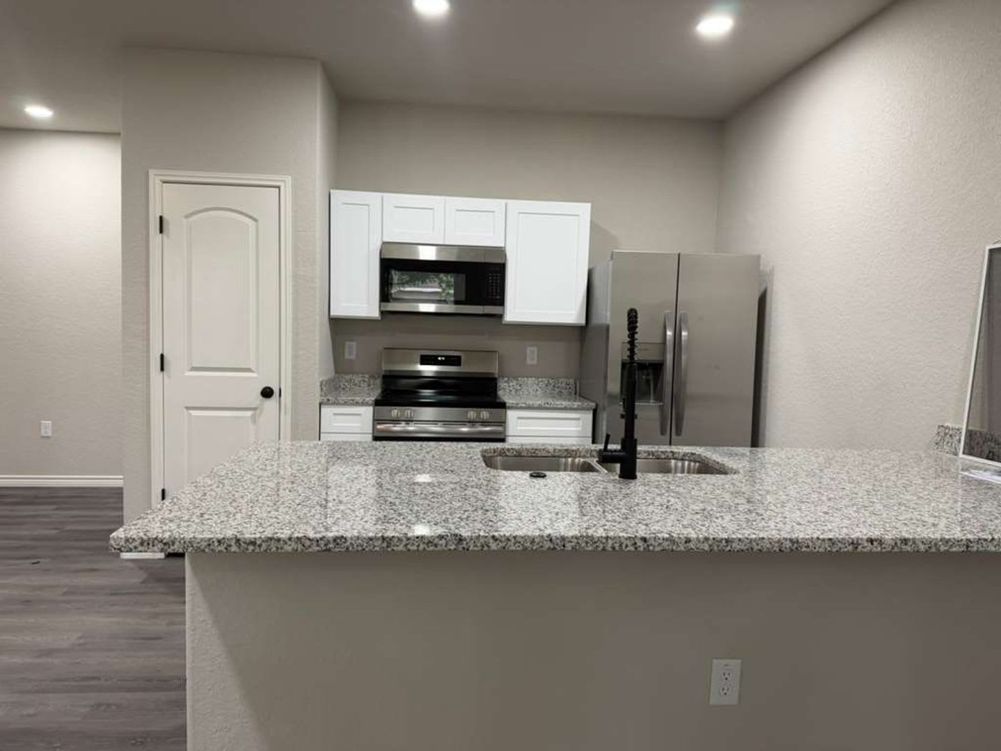 Spacious 2-Story 3BR Apartment Near Shopping, Parks & Major Highways in San Antonio – photo 4