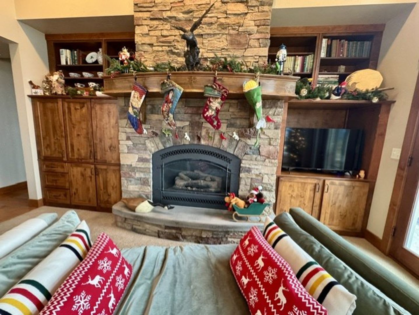 Fully Furnished Executive Home With Lake Views Located In Gated Community In Polson Available Sept 14Th May 31St 2027 – photo 3
