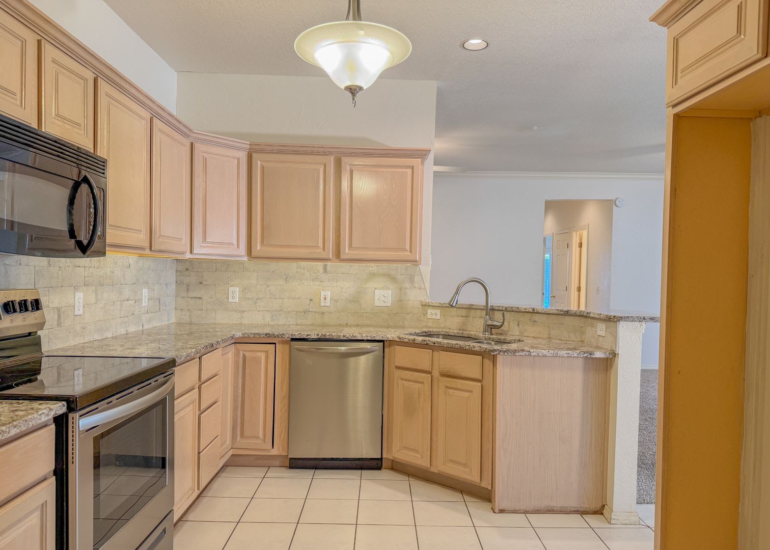 Lawncare Included! Gated Garden Home in Vintage Gardens! – photo 1
