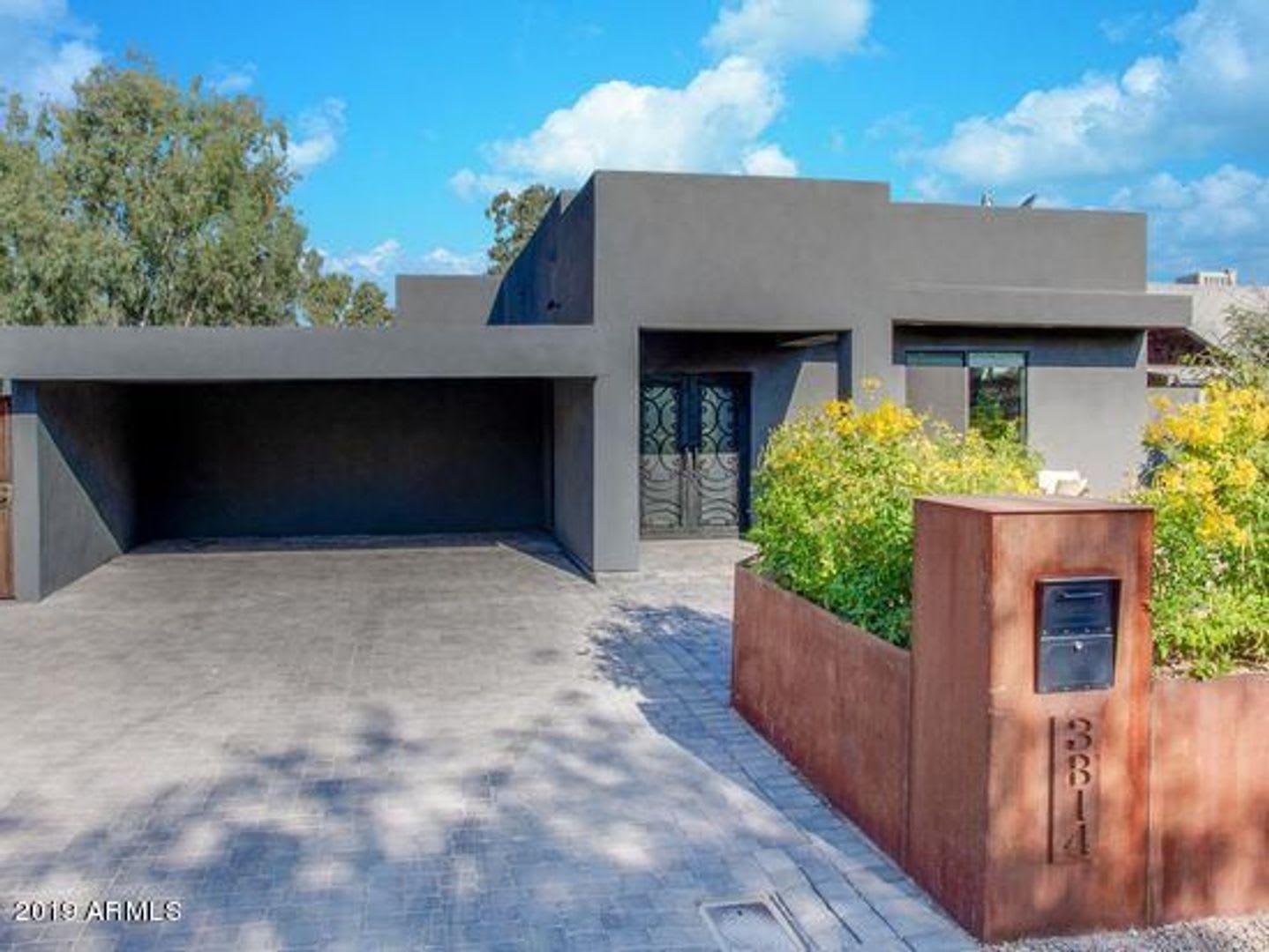 Beautiful 3 bed / 2 bath home with guest casita in the desirable Whitton District – photo 1