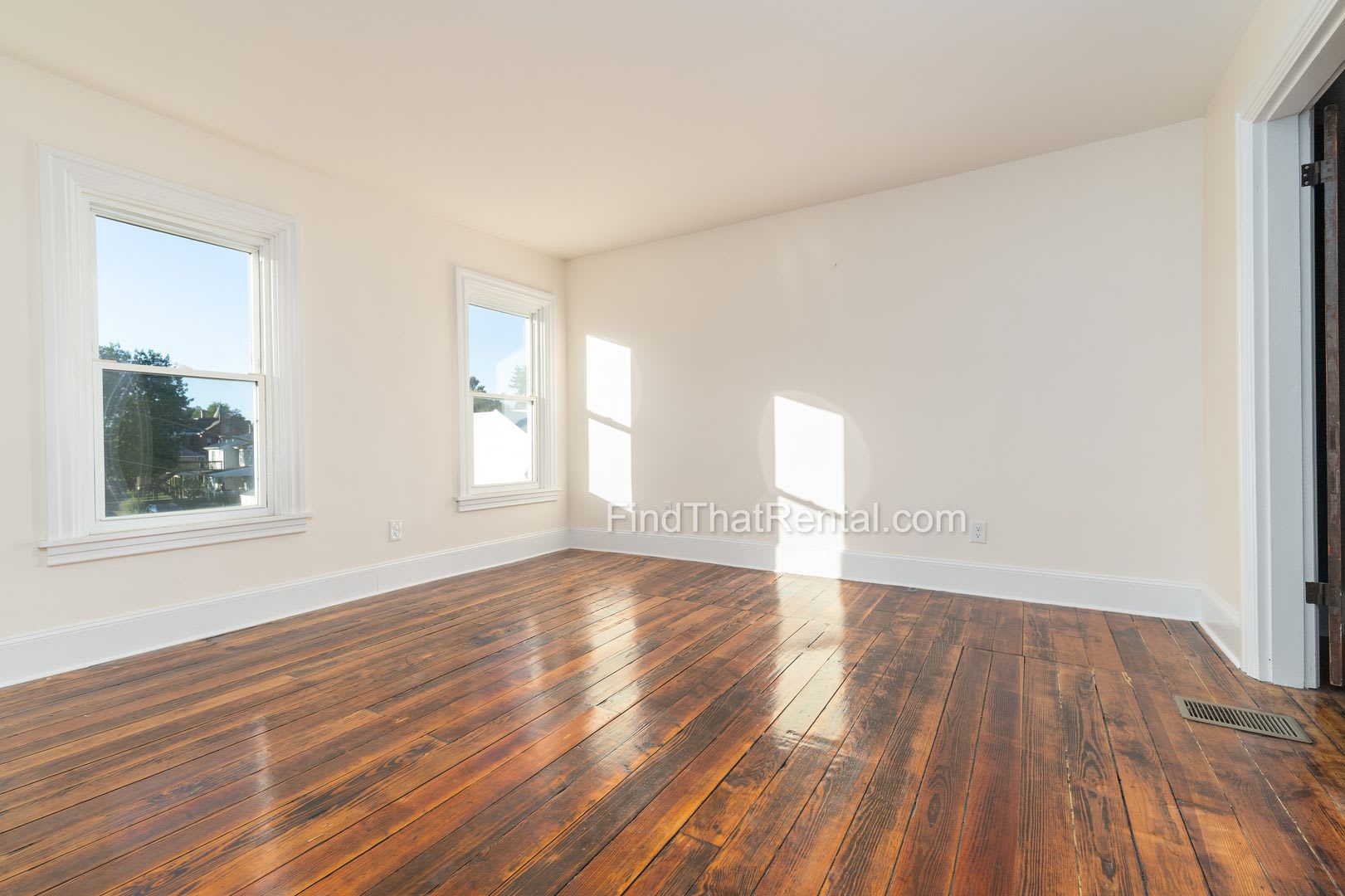 Downtown Carlisle Beautifully Renovated Pet Friendly Historic House With Fenced Yard And Off Street Parking – photo 3
