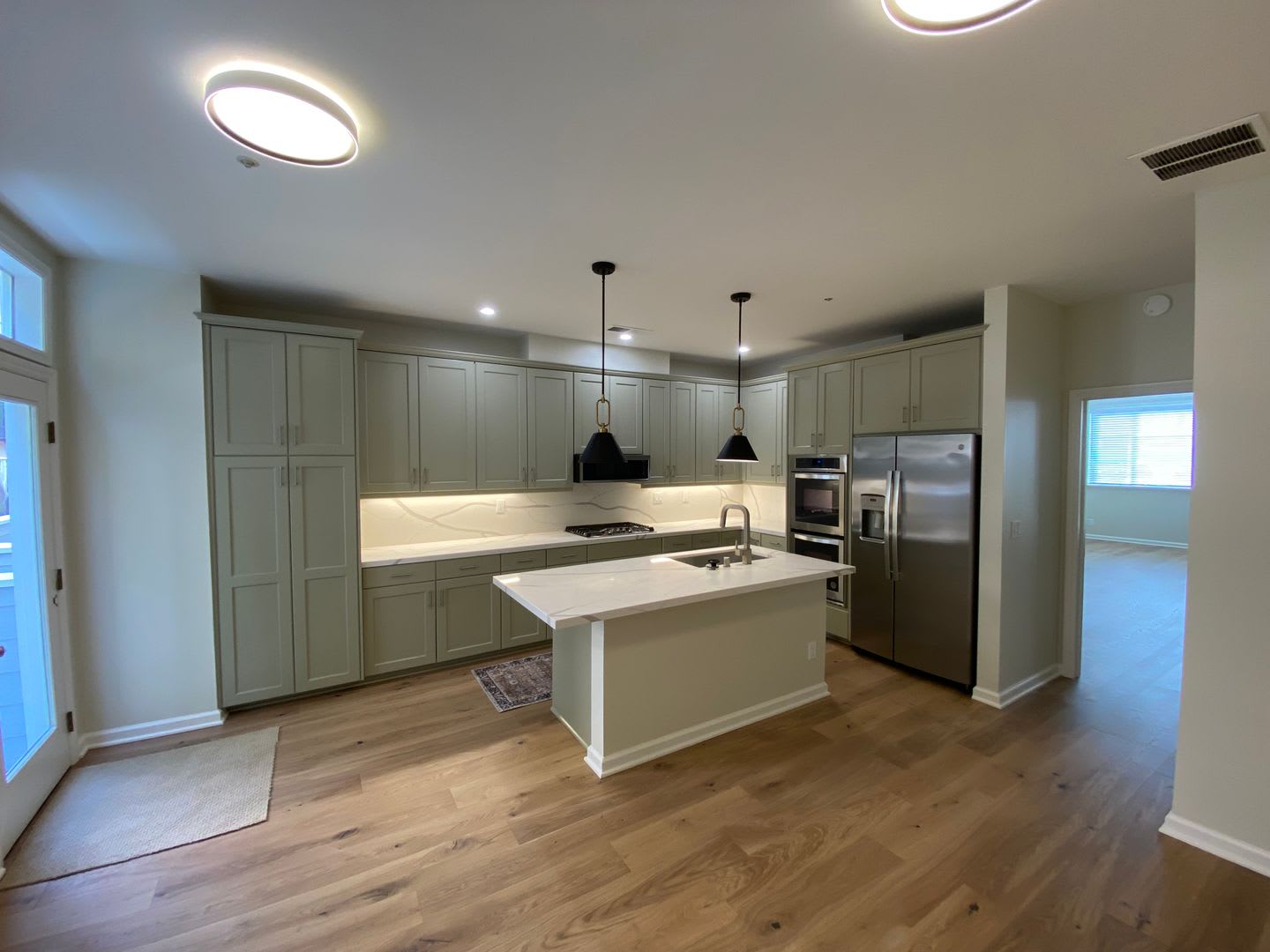 Beautiful Spacious Condo In Excellent Location – photo 4