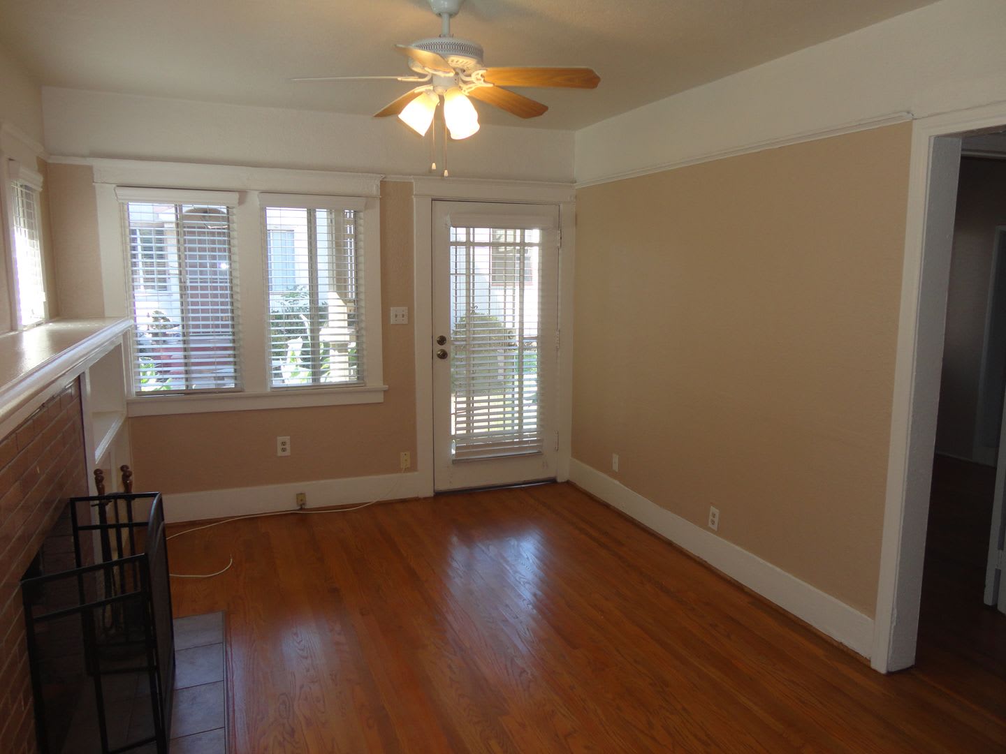 Two Bedroom One Bath Cottage With Hardwood Floors And Patio Move In Special 1000 Off 1St Month S Rent – photo 4