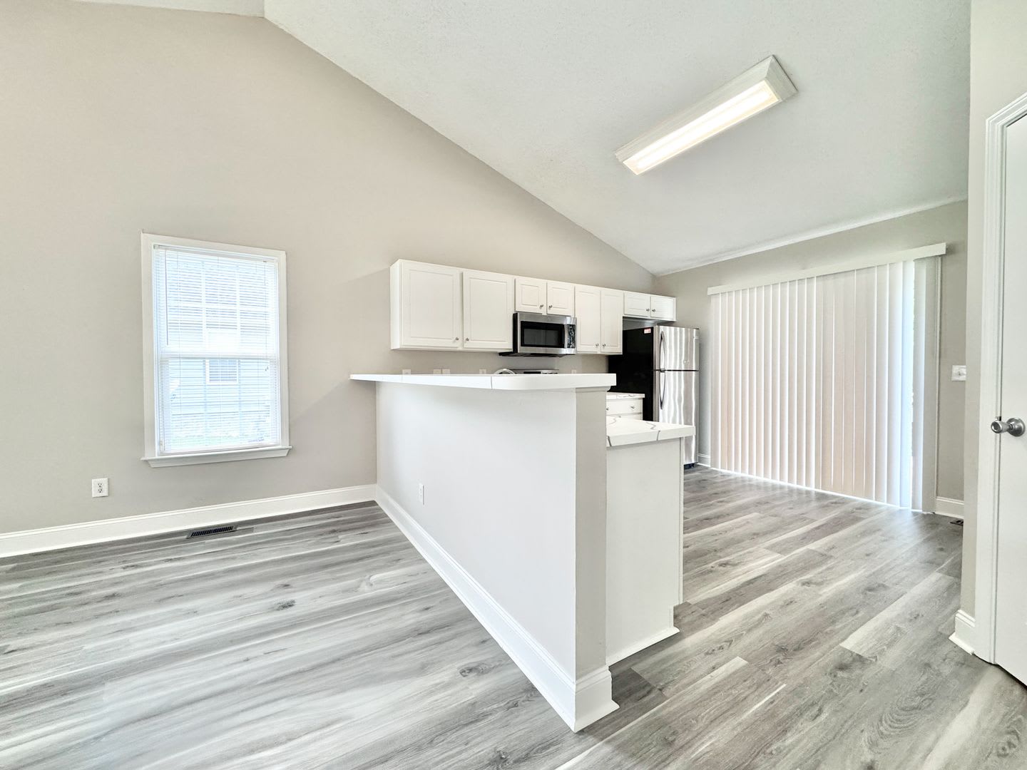 Wonderful Lakefront 4 Bedroom 2 Bath In St Clos Subdivision Off Creekridge Road – photo 4