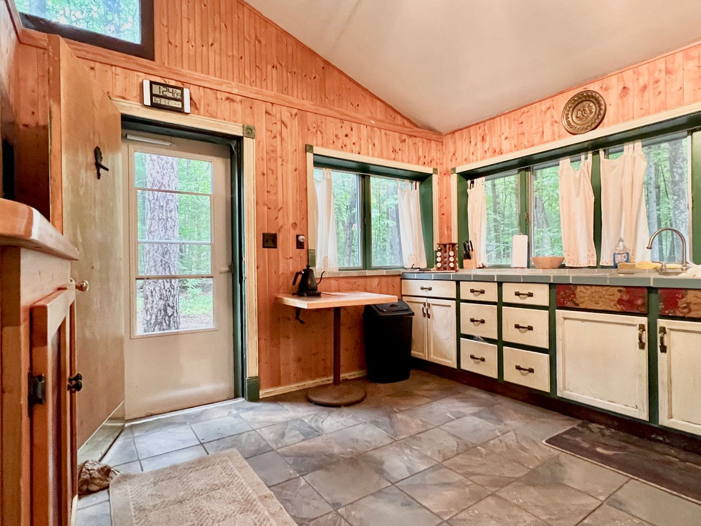 Adorable Cottage Retreat Steps from Duck Lake! – photo 4