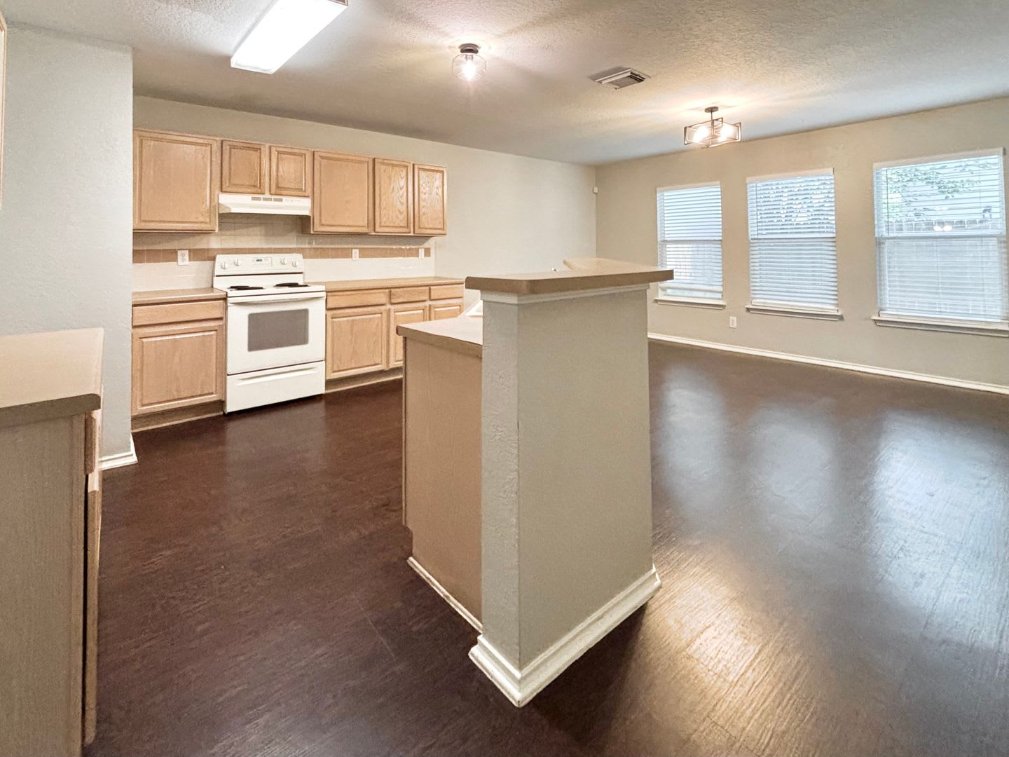 Beautiful 3 Bedroom Home with Loft – photo 3
