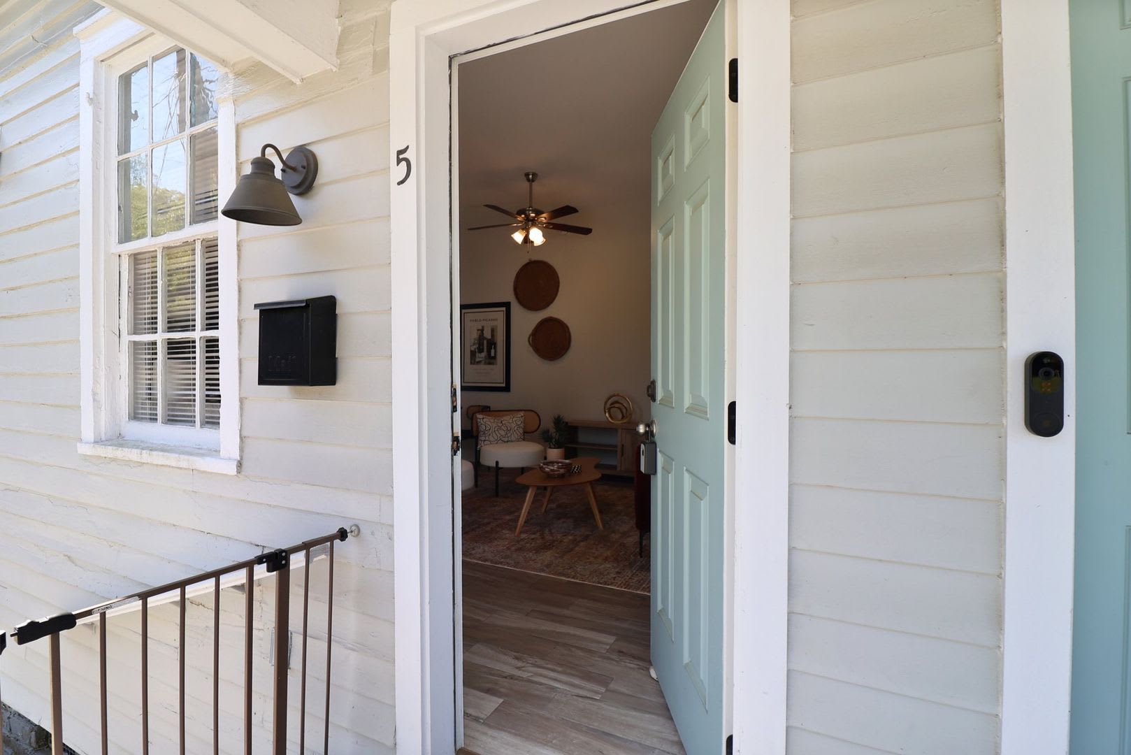 Modern and Updated Furnished 1 Bed 1 Bath – photo 3