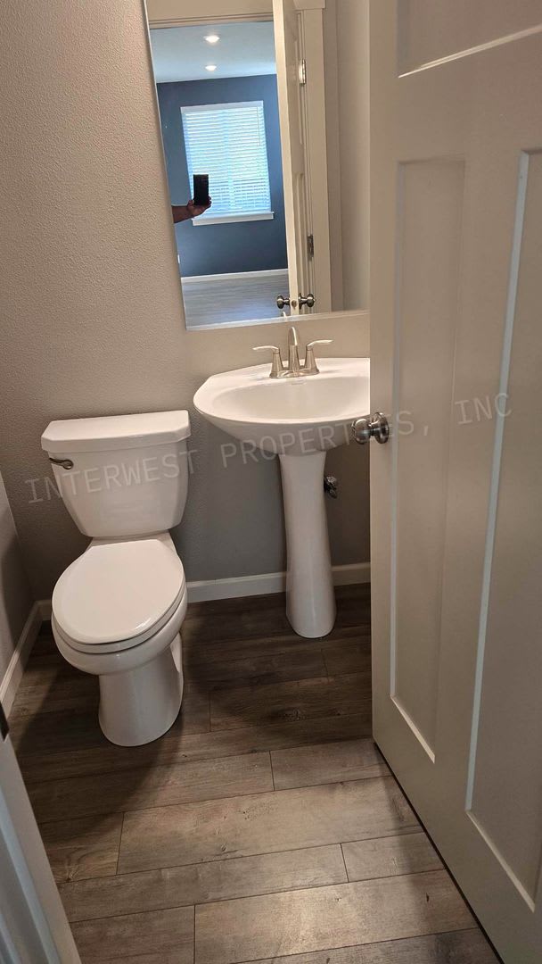 Beautiful Newer Construction 3Bd 2 5Ba Row House In Ridgefield With 2 Car Garage Fenced Backyard Air Conditioning – photo 4