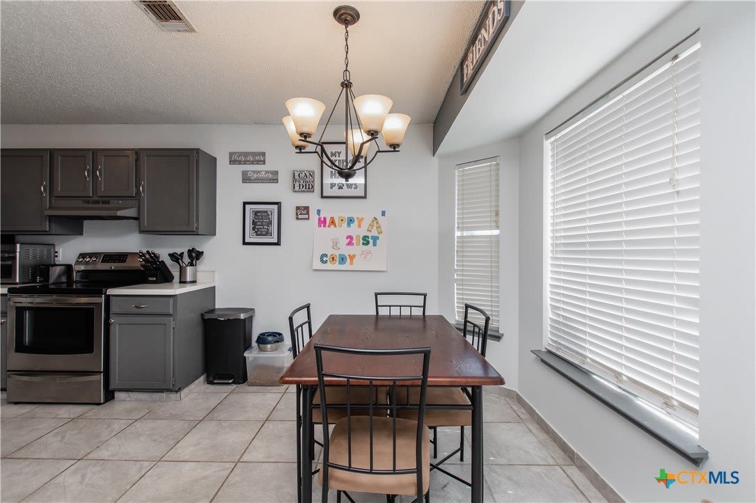 1410 Windsor Circle – photo 5
