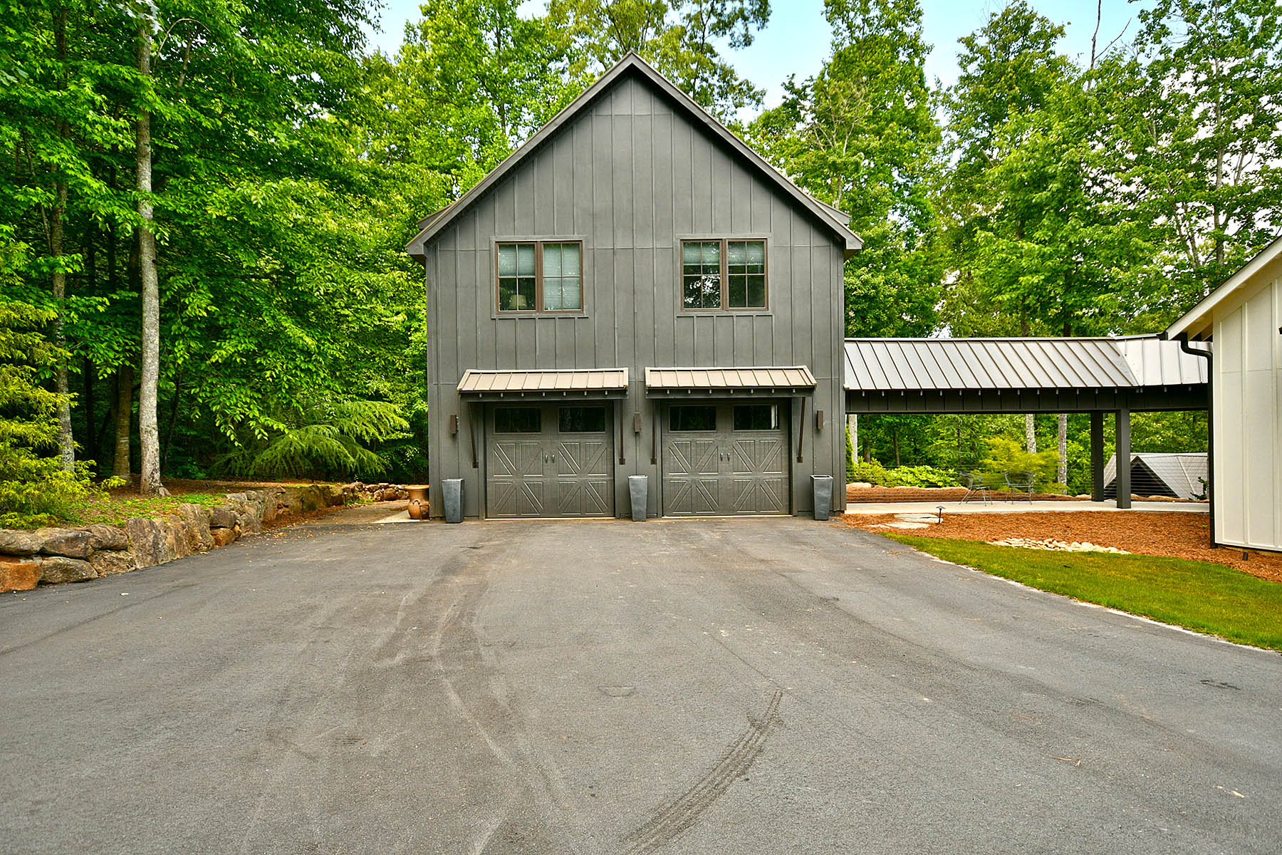 101 North Henderson Road – photo 1