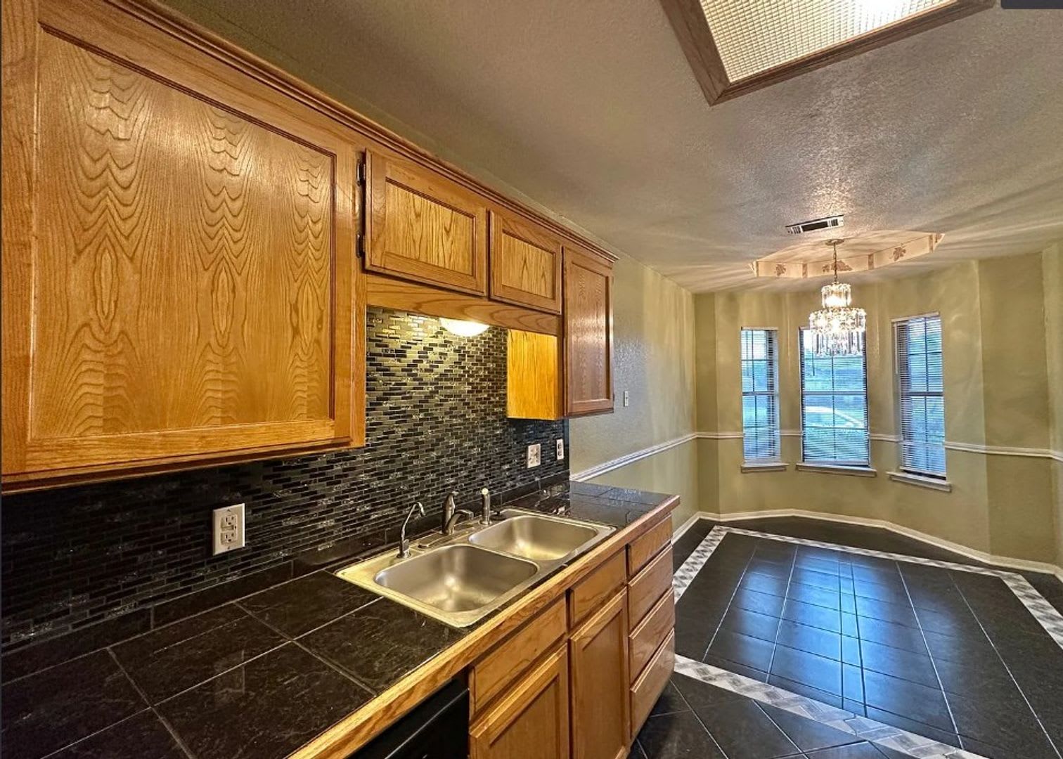 Thoughtfully Designed Home with Spacious Interior – photo 4