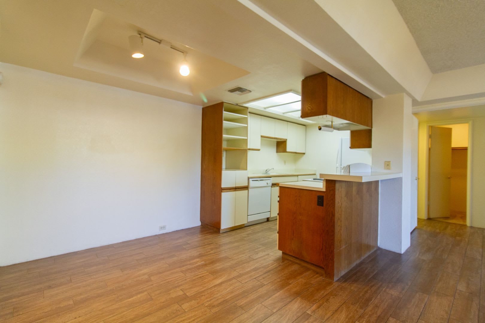 Come Check Out this Classic 2BED, 2BATH CONDO – photo 3
