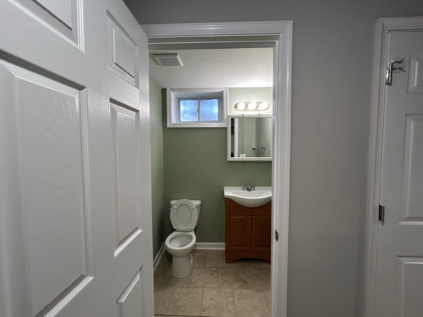3 Bedrooms and 1.5 baths Available! – photo 3