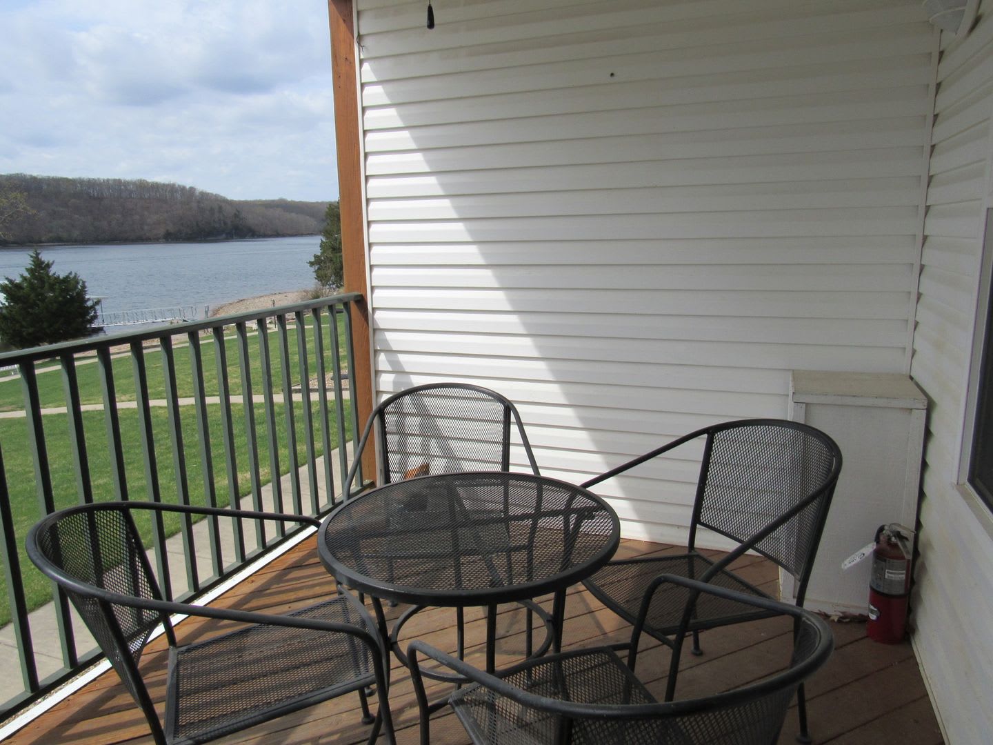 1 Bedroom Lakefront Condo For Rent – photo 2