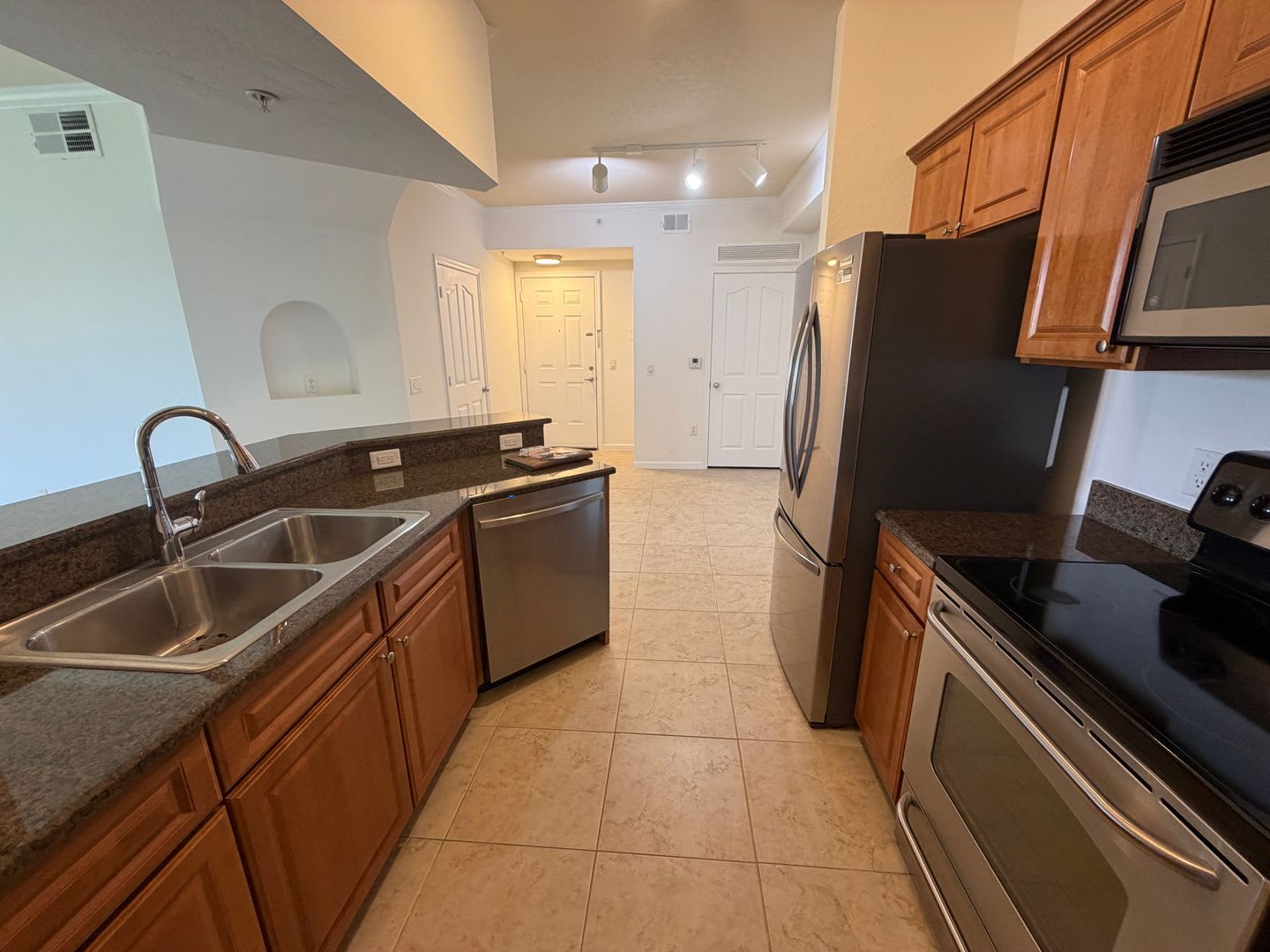 Annual Rental Positano Place Unfurnished 1 Bed 1 Bath With Lake View And New Appliances – photo 5
