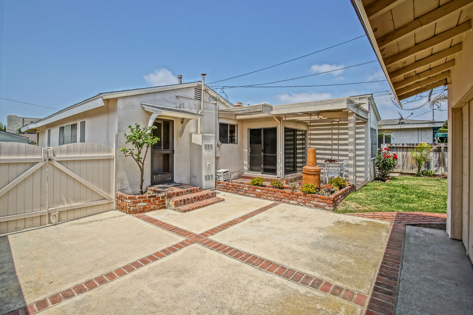 Charming Bright Spacious Hollyglen 3Br2Ba Den W Spacious Front Rear Yards Large Driveway Detached 2 Car Garage W Workshop – photo 5