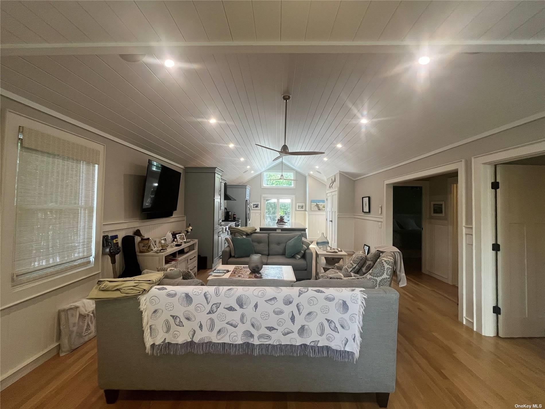 985 Surfview Walk – photo 3