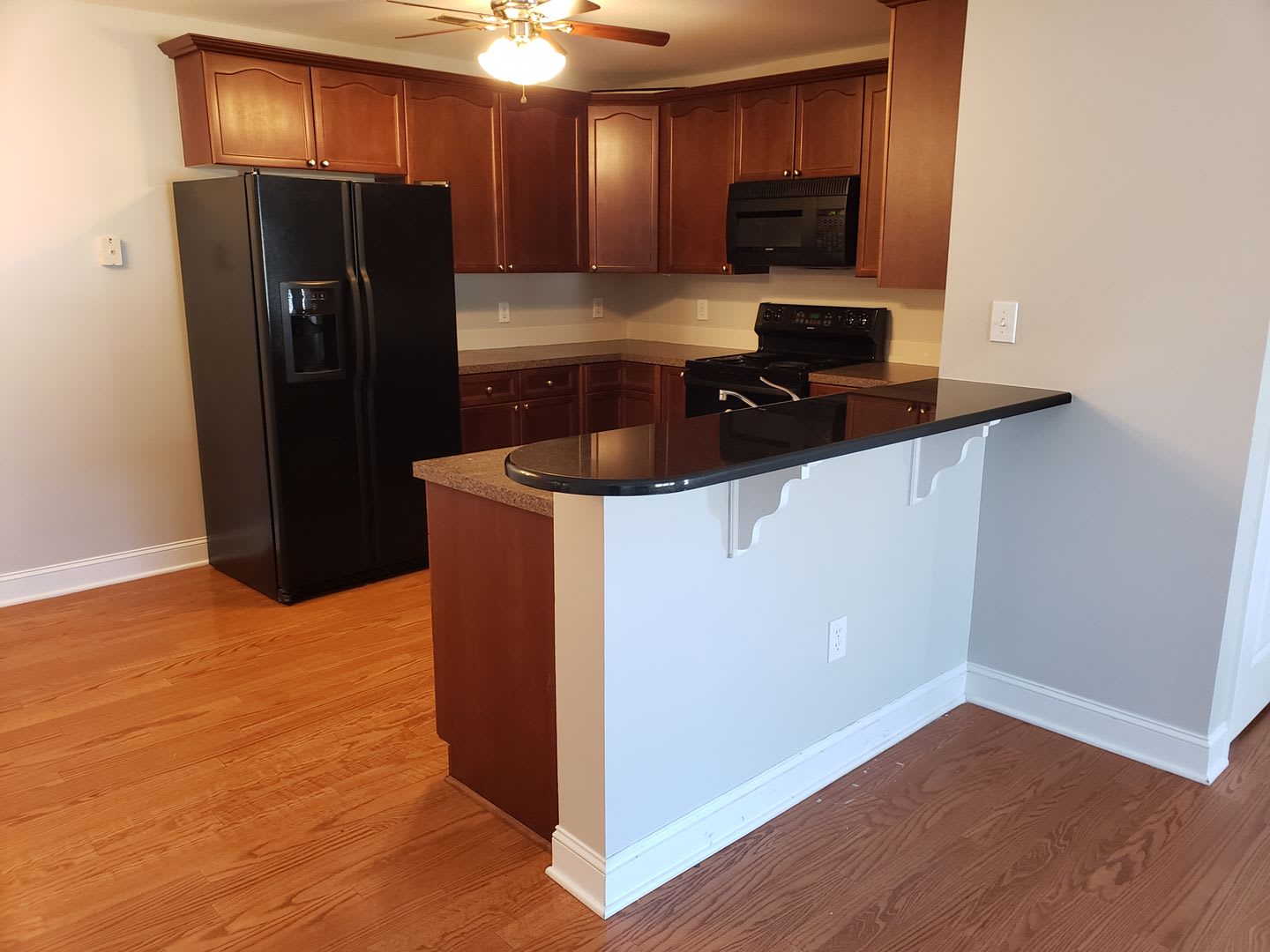 Great Upper Level Condo Convenient To Everything – photo 3