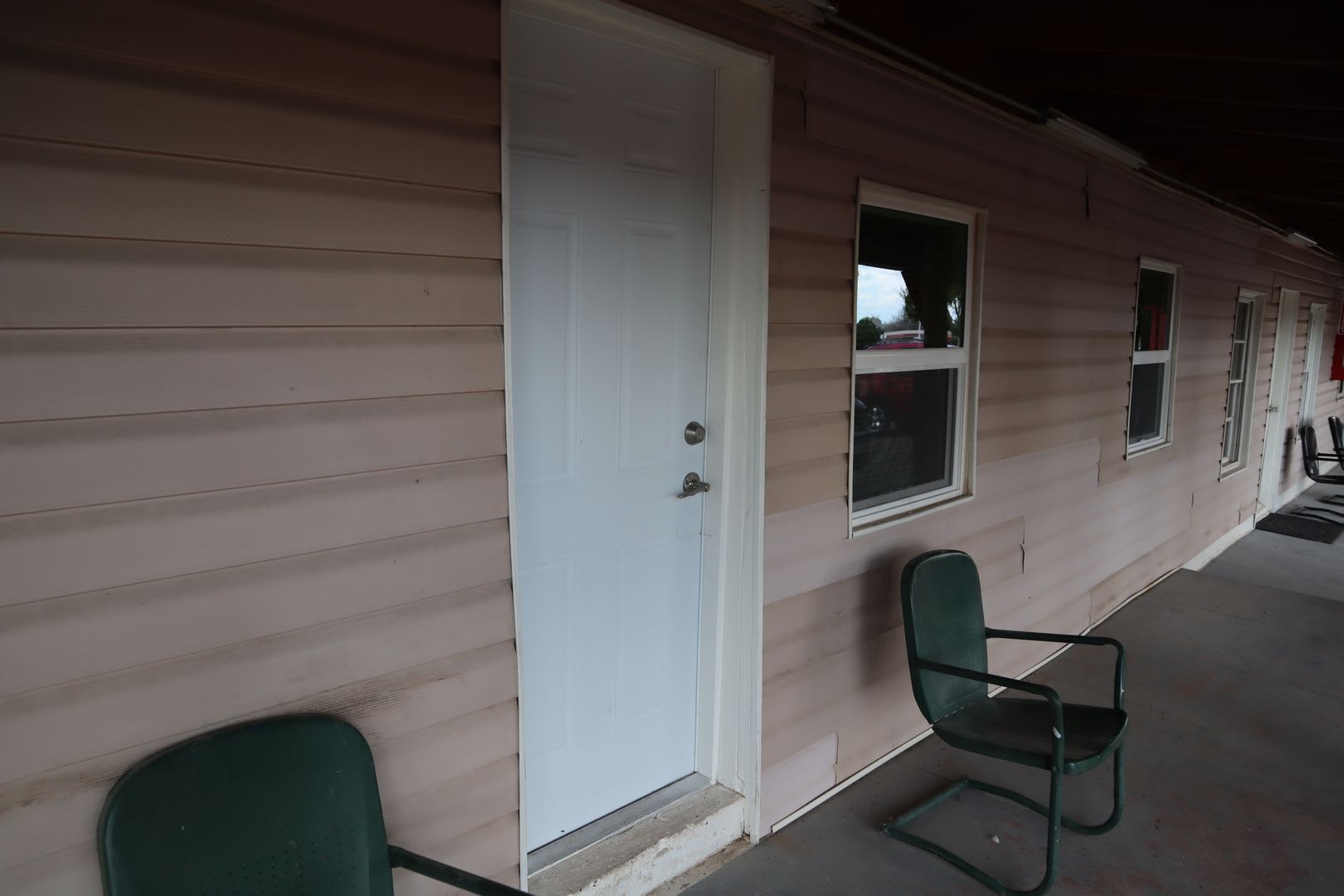 Fully Renovated, Cozy, and In Town!!! – photo 1