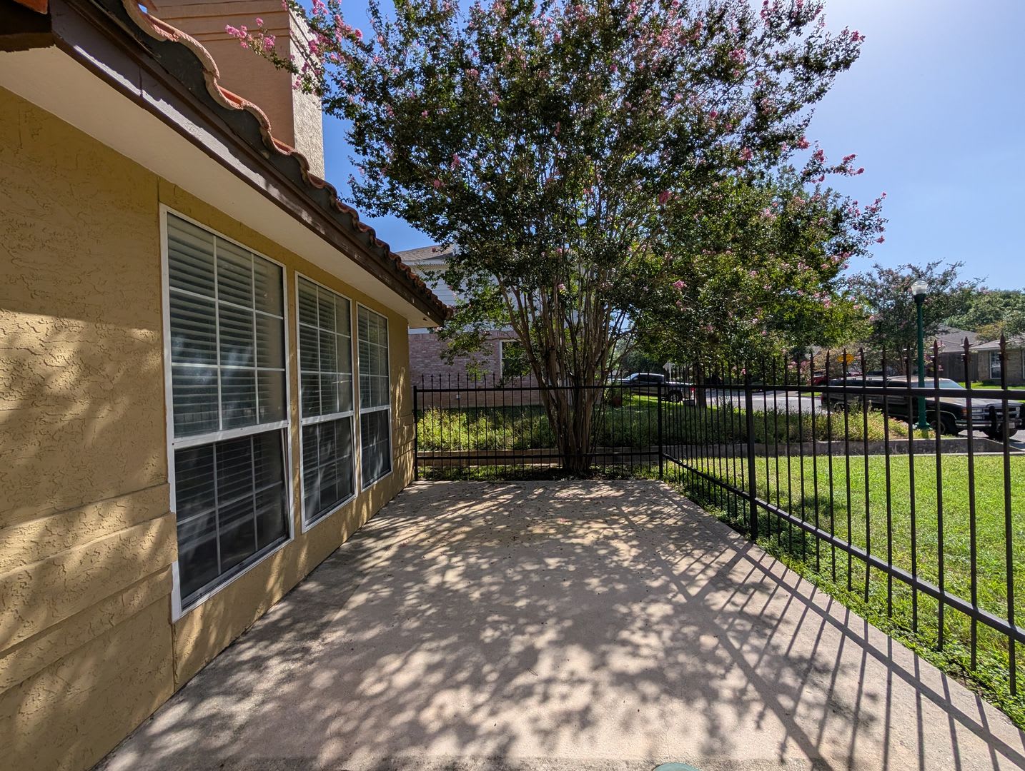1/1/1 Duplex in Rivertree Subdivision/ Lake Access, Pool, &amp; Playground / No Carpet / CISD – photo 4