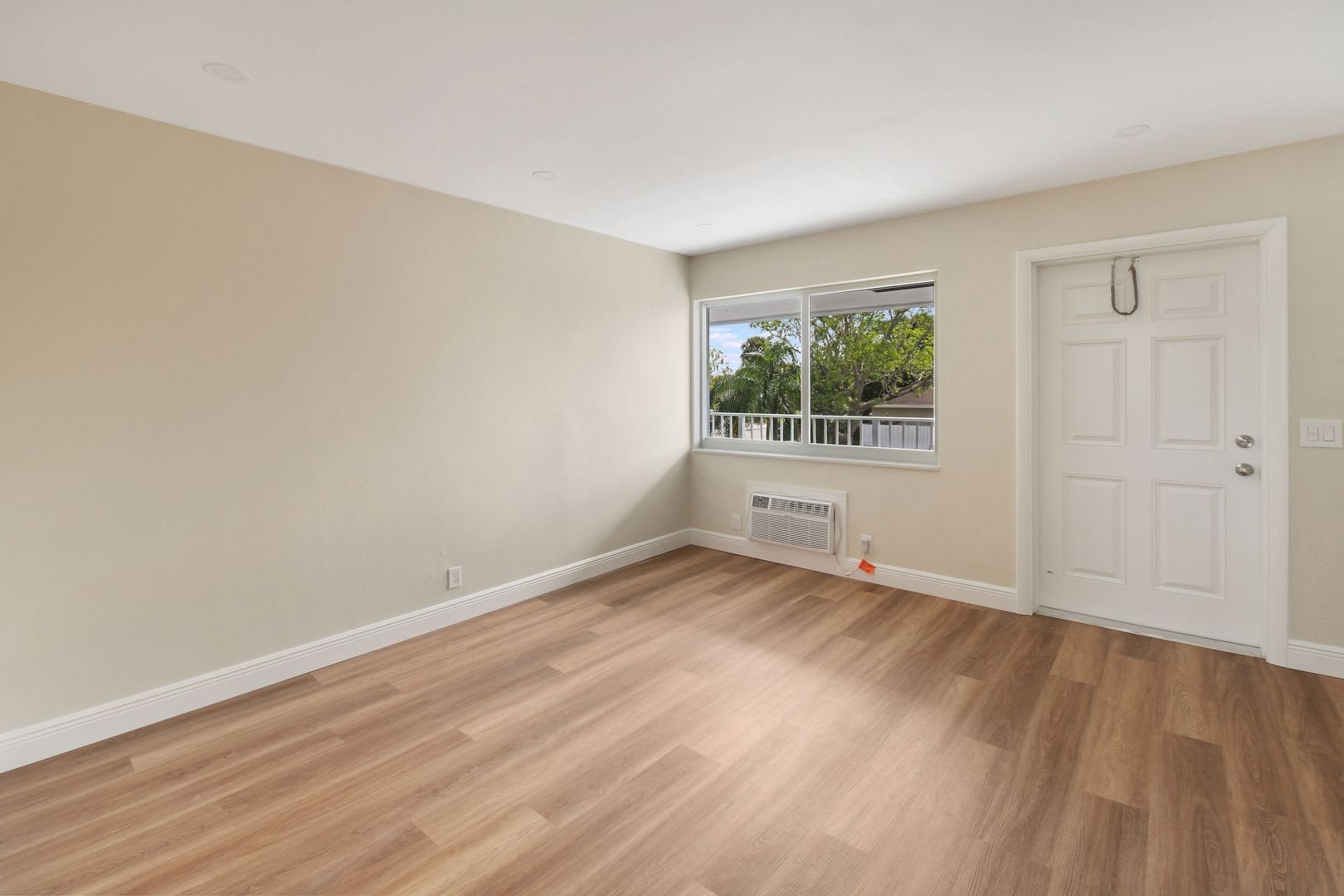 Newly Renovated Spacious One Bedroom One Bathroom – photo 5