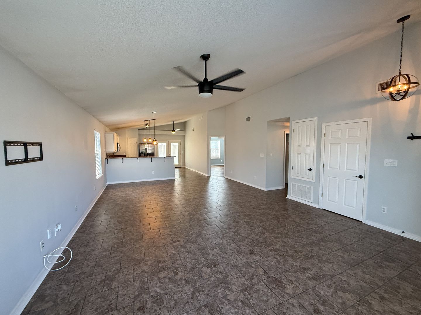 Charming 3 Bedroom Home with Pergola, Fenced Backyard & Washer/Dryer Included! – photo 4