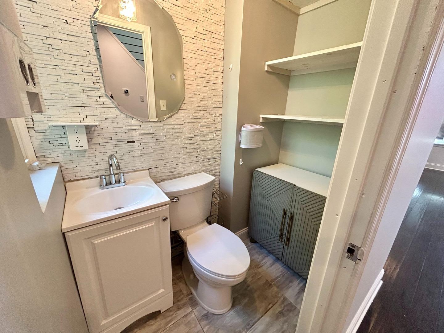 Spacious 3 Bedroom Home With Central Air In Unit Laundry And Patio – photo 3