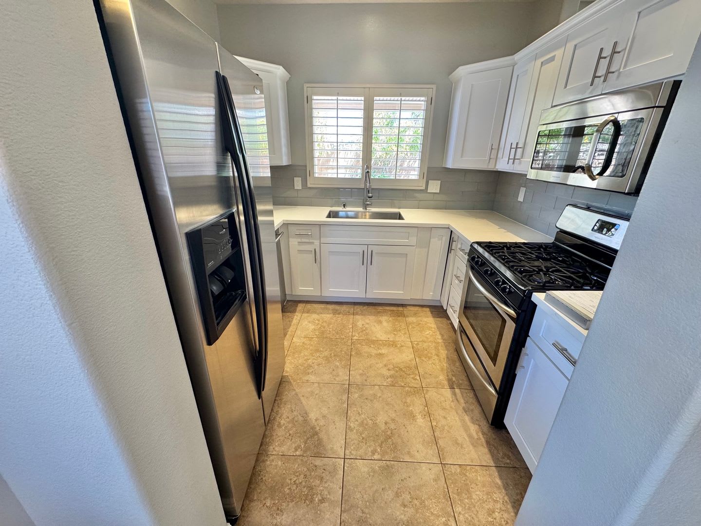 STUNNING 2 BEDROOMS 2.5 BATHROOMS TWO STORY TOWNHOUSE IN GATED COMMUNITY! – photo 2