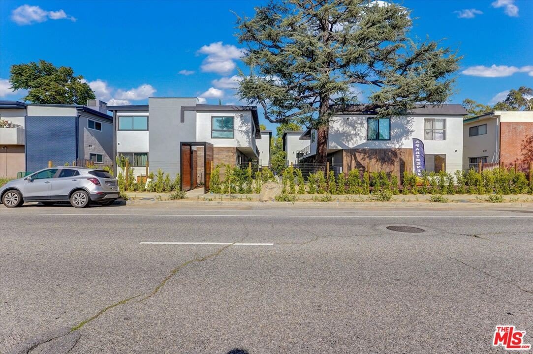 5722 Woodman Ave – photo 1