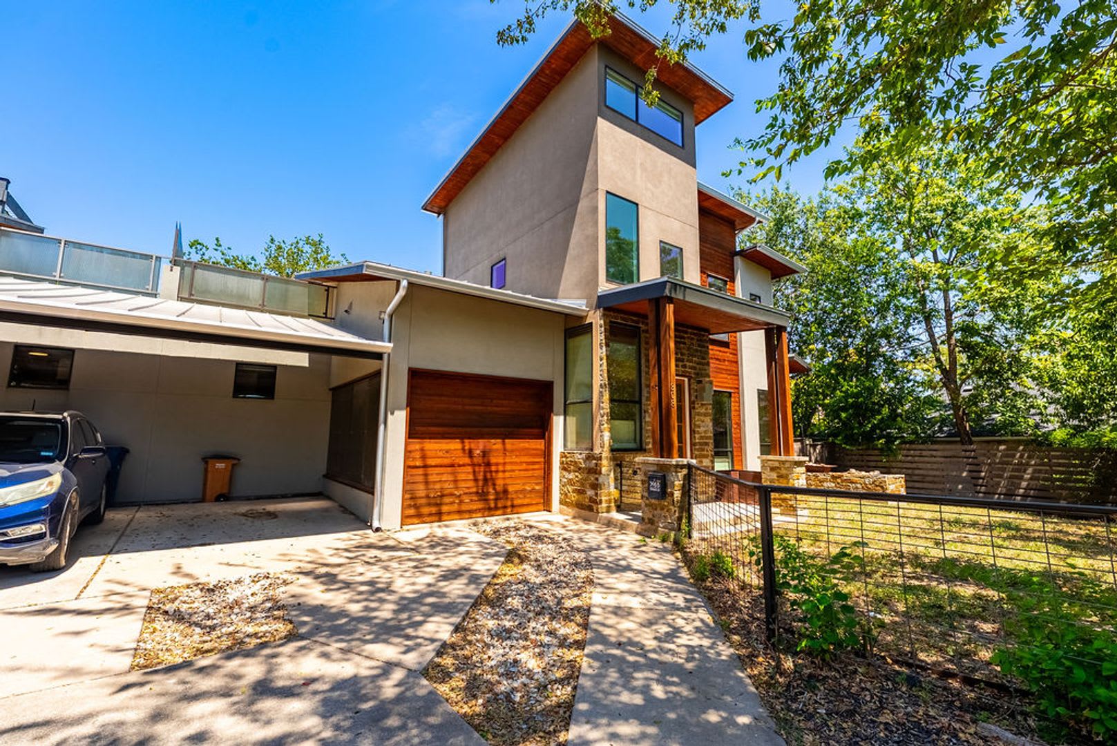 Elegant 3-Bedroom Residence in Coveted Travis Heights – photo 1