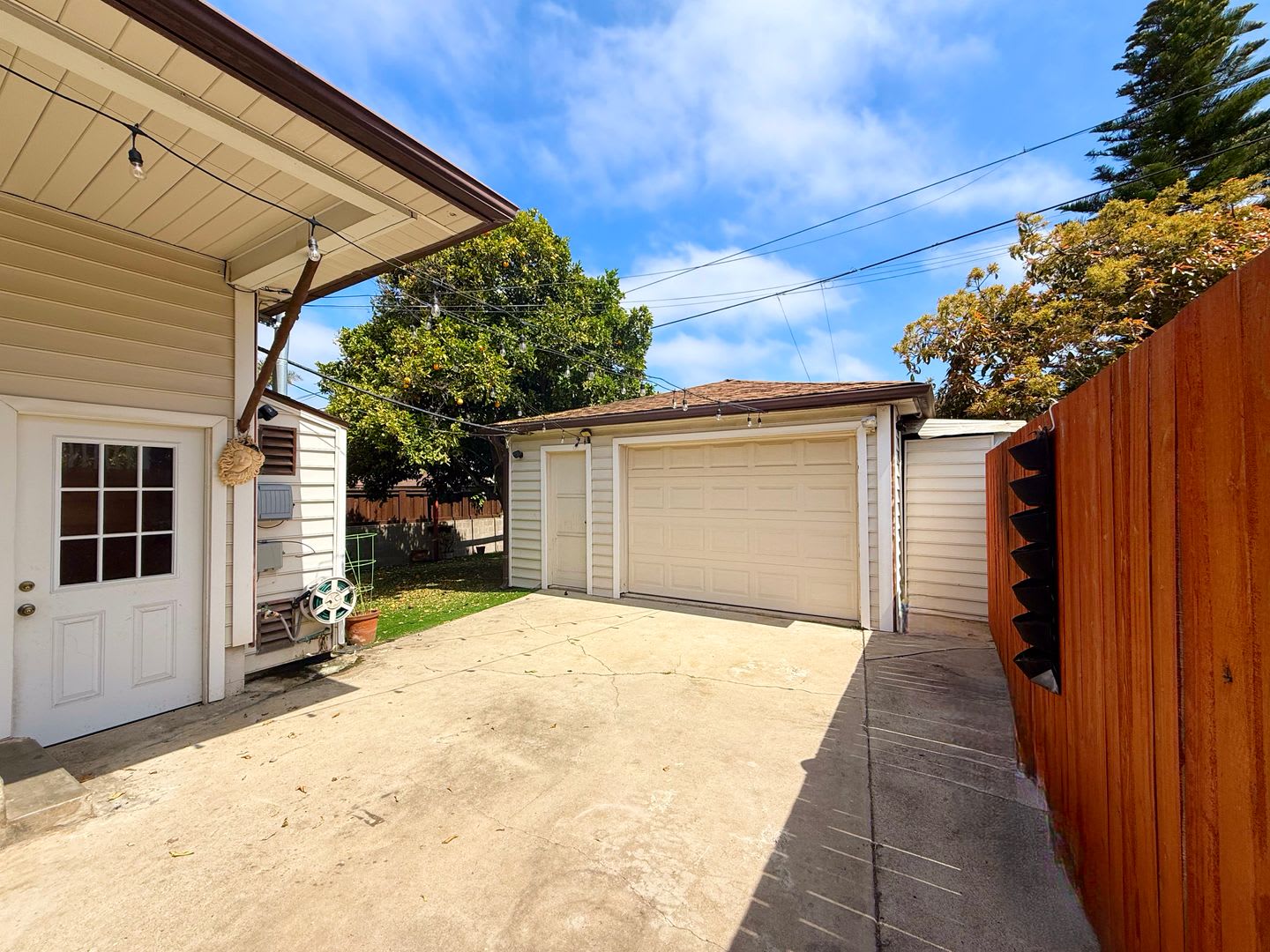 Beautiful 3/2 on a Great Block in Ocean Beach – photo 2