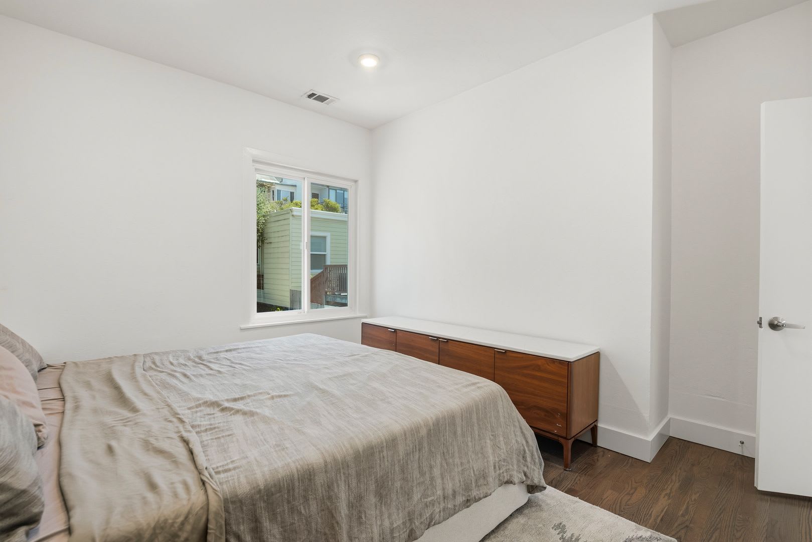 Beautiful 3 Bedroom 2 Bath Potrero Hill Home with Private Backyard & 2-Car Garage – photo 4