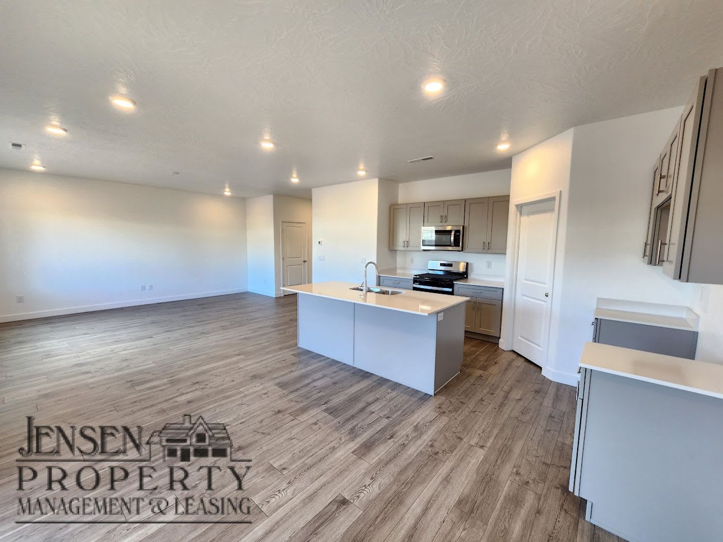 Newer 4 Bedroom Home – photo 3