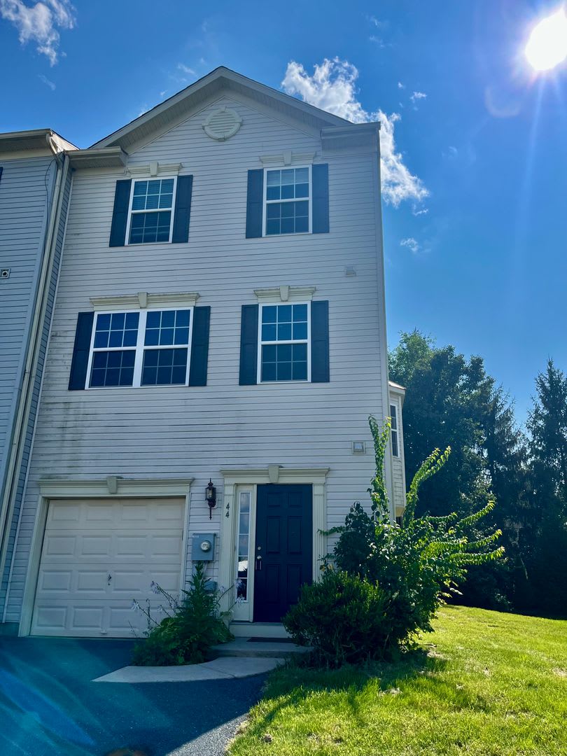 Beautiful End-Unit Townhome – 4 Bedrooms, 2 Full Baths & 2 Half Baths – photo 1