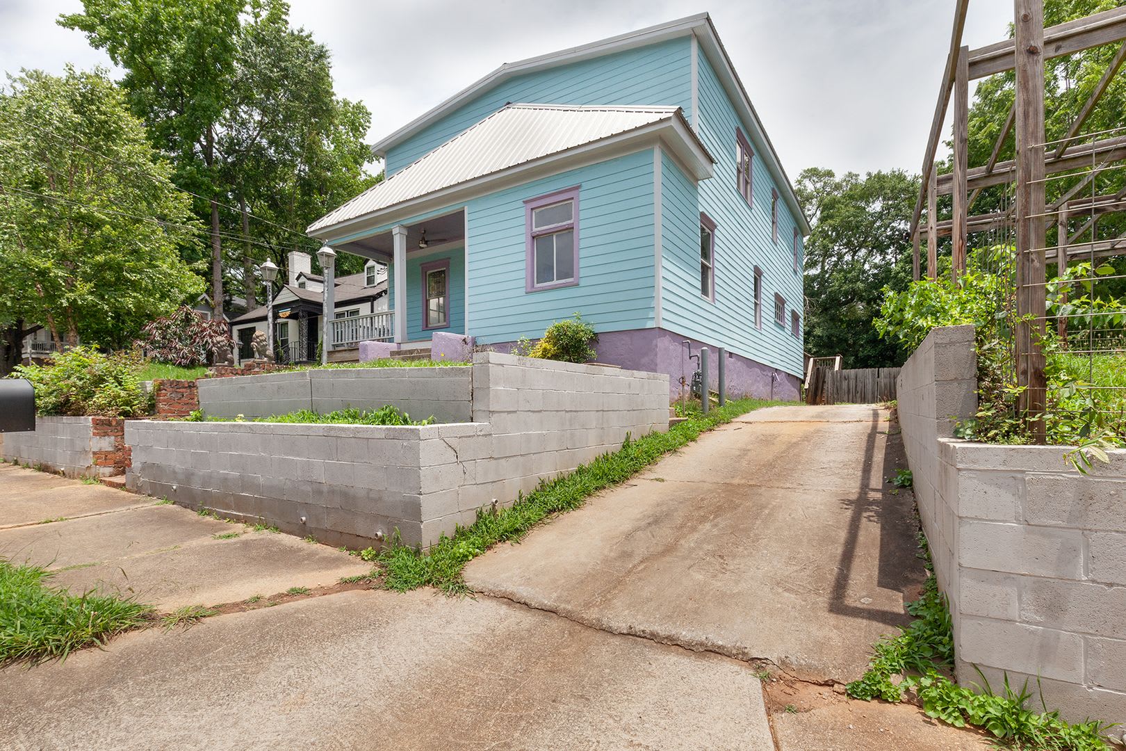 Large, Fenced 6/3 in Sought After Grant Park! 1 Month Free w/ 18 Mo Lease! – photo 2