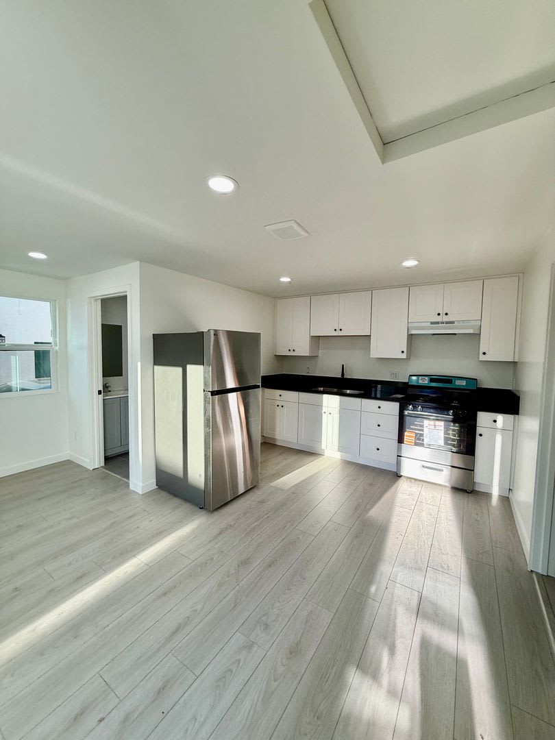 BEAUTIFUL 2 BEDROOM! MUST SEE – photo 3