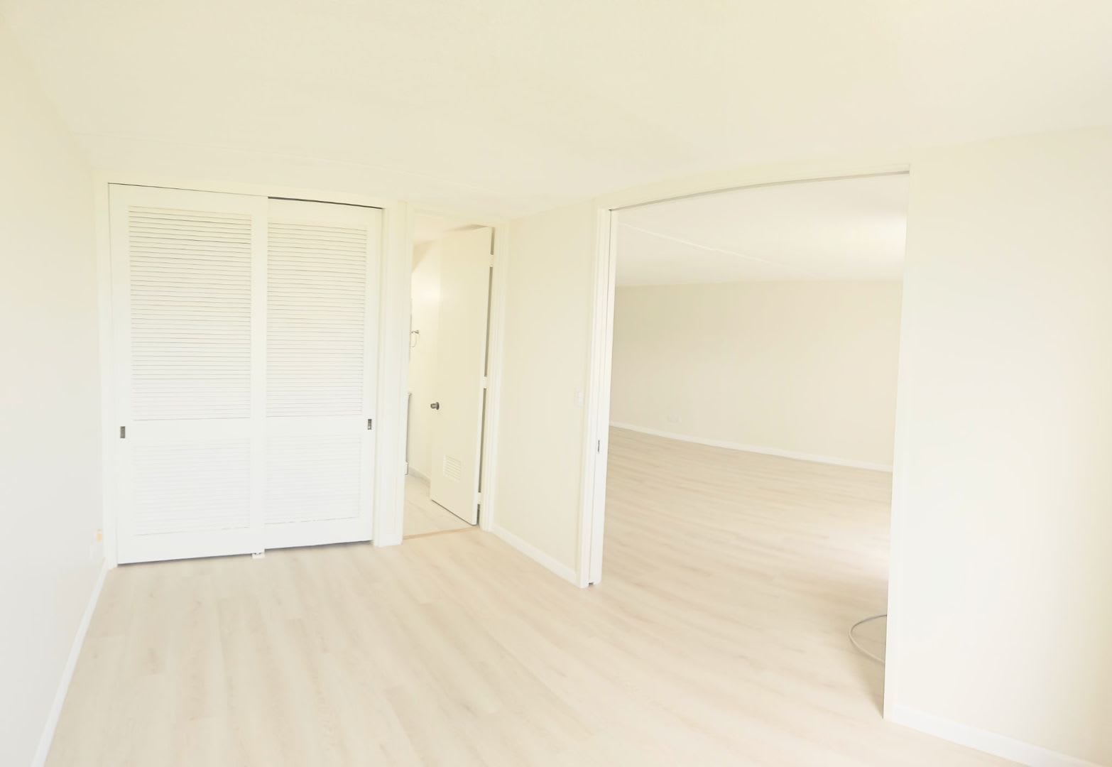 Stunning Newly Renovated 2BR/2BA Condo in Waikiki with Ocean & Mountain Views – photo 4