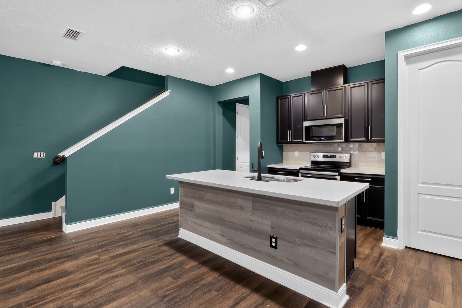 Charming 4BR Townhome in Winter Garden – photo 4