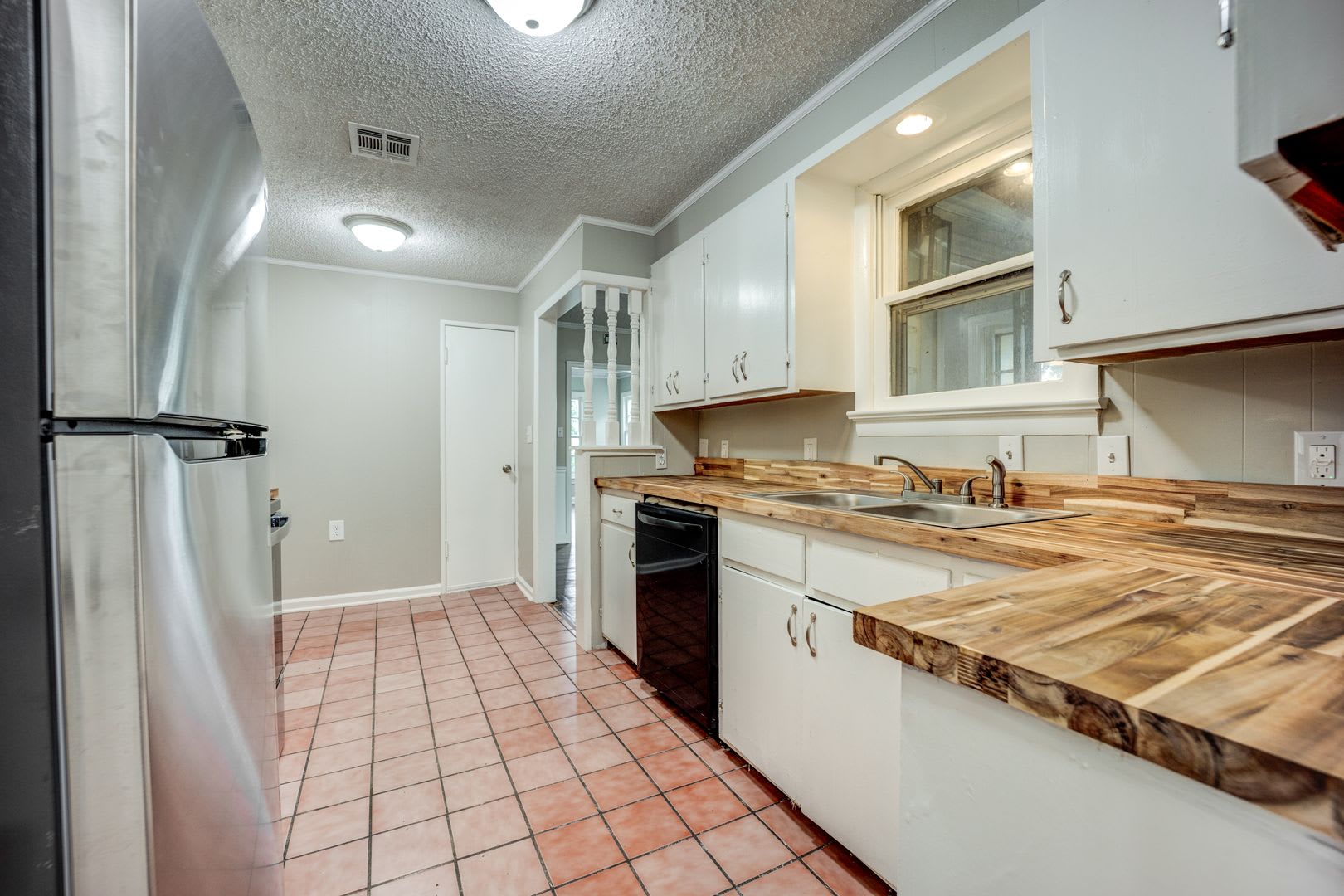 Freshly Updated 3 Bedroom House – photo 2