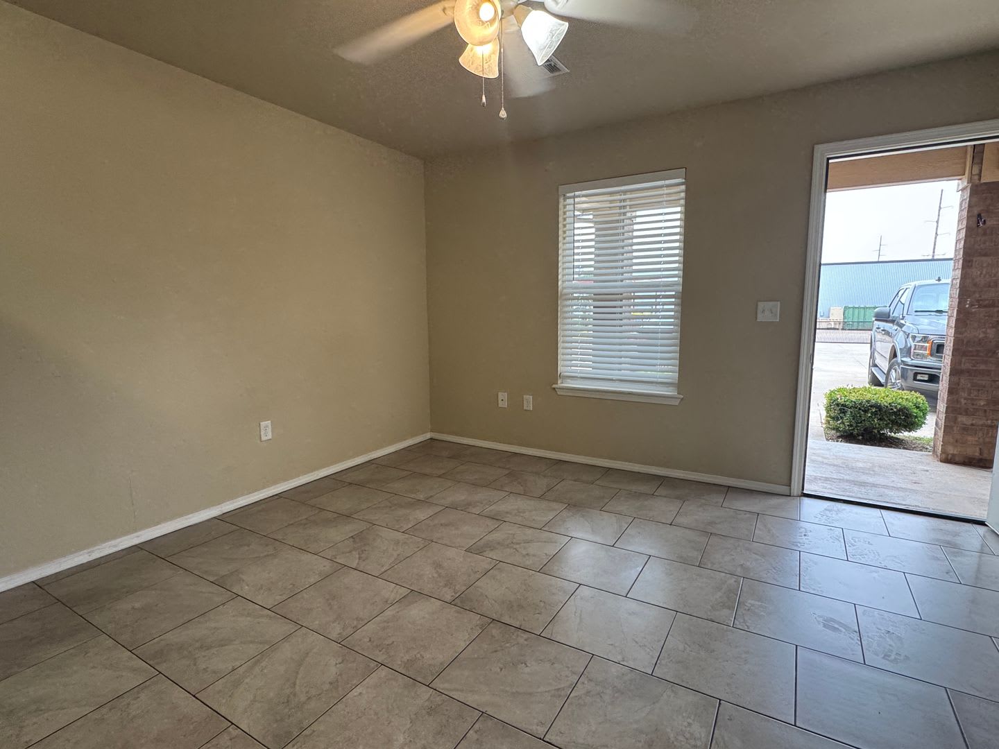 1301 SW Washington apt 3- AVAILABLE NOW! – photo 2