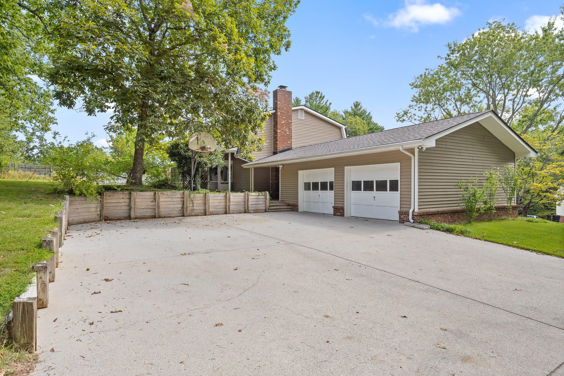 8693 Arbutus Drive – photo 2