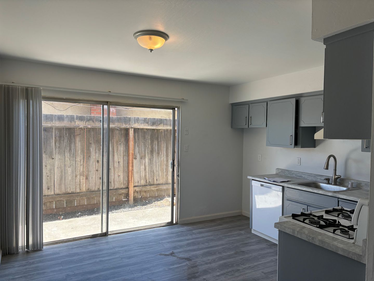Ideal First Floor Unit 2 Bedrooms 1 Bathroom Directly Across From Beautiful Lake Alhambra Private Covered Parking Community Laundry Room Section 8 Friendly – photo 2