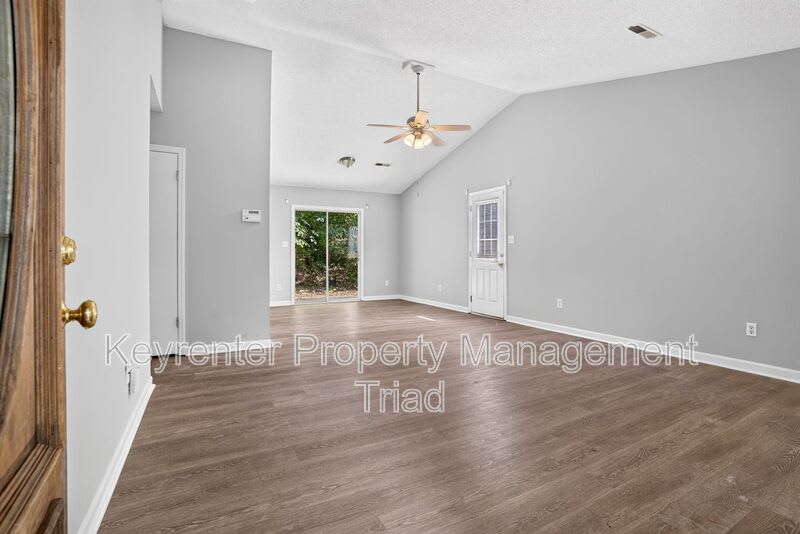 151 Laura Ave – photo 3