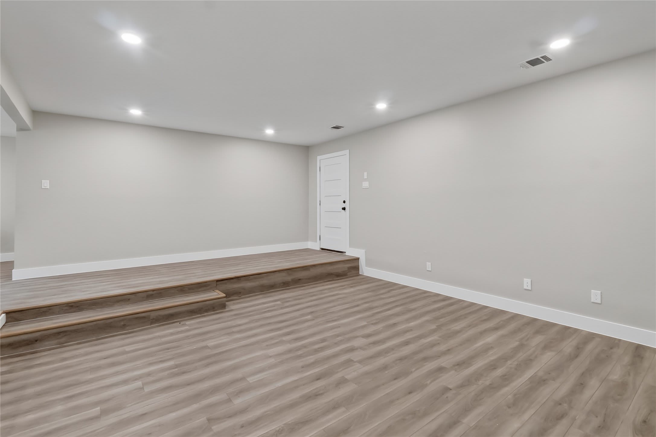 209 W 9th Street – photo 5