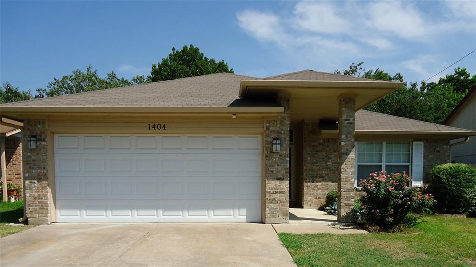 Beautiful One-story home with an Open floor plan – photo 1