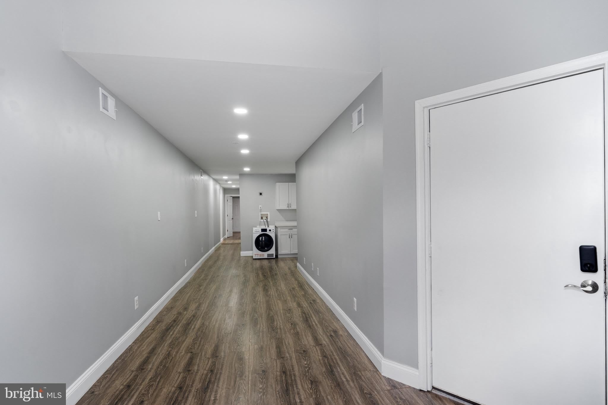 823 NEWINGTON Avenue – photo 4